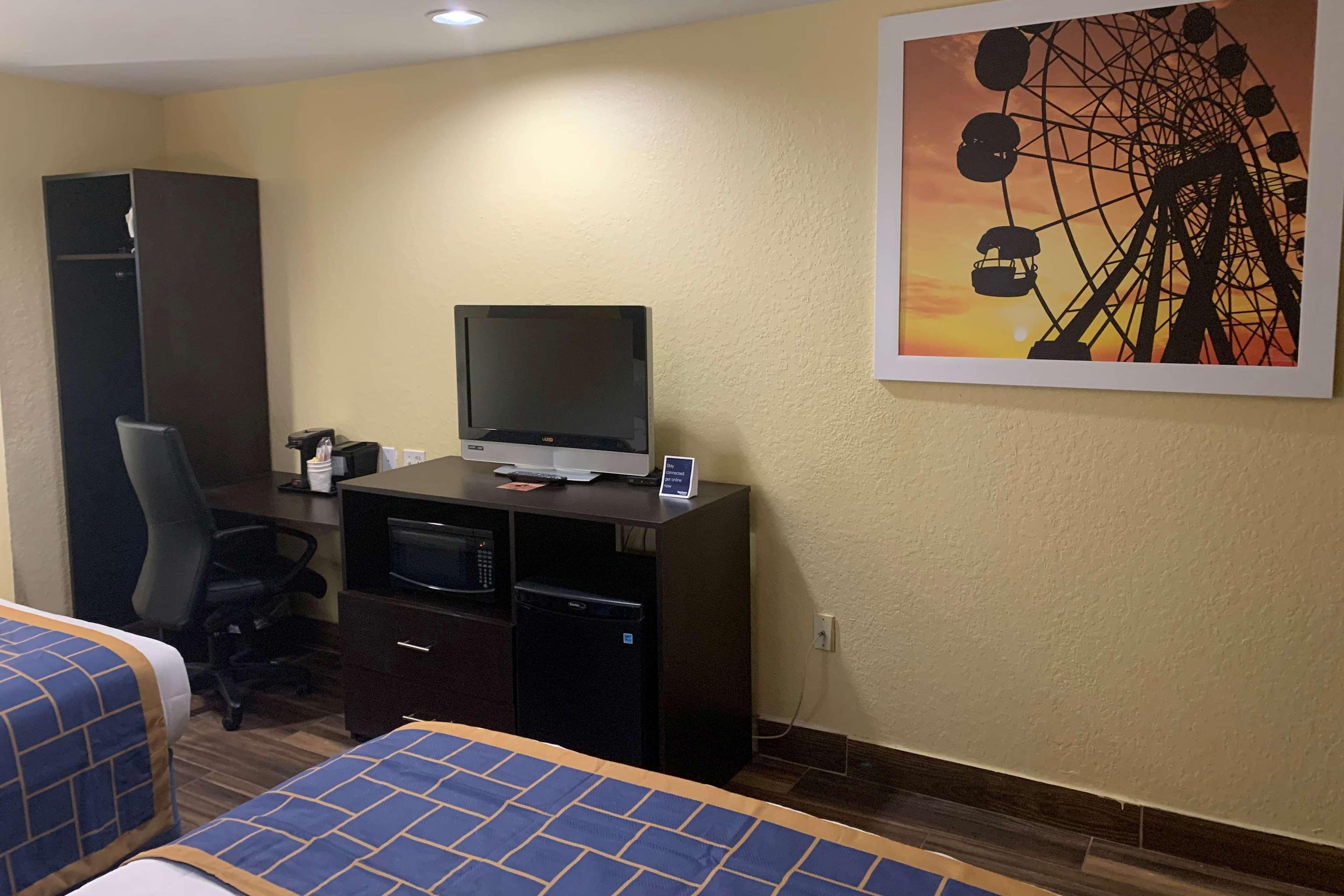 Days Inn & Suites By Wyndham Tampa/Raymond James Stadium Экстерьер фото
