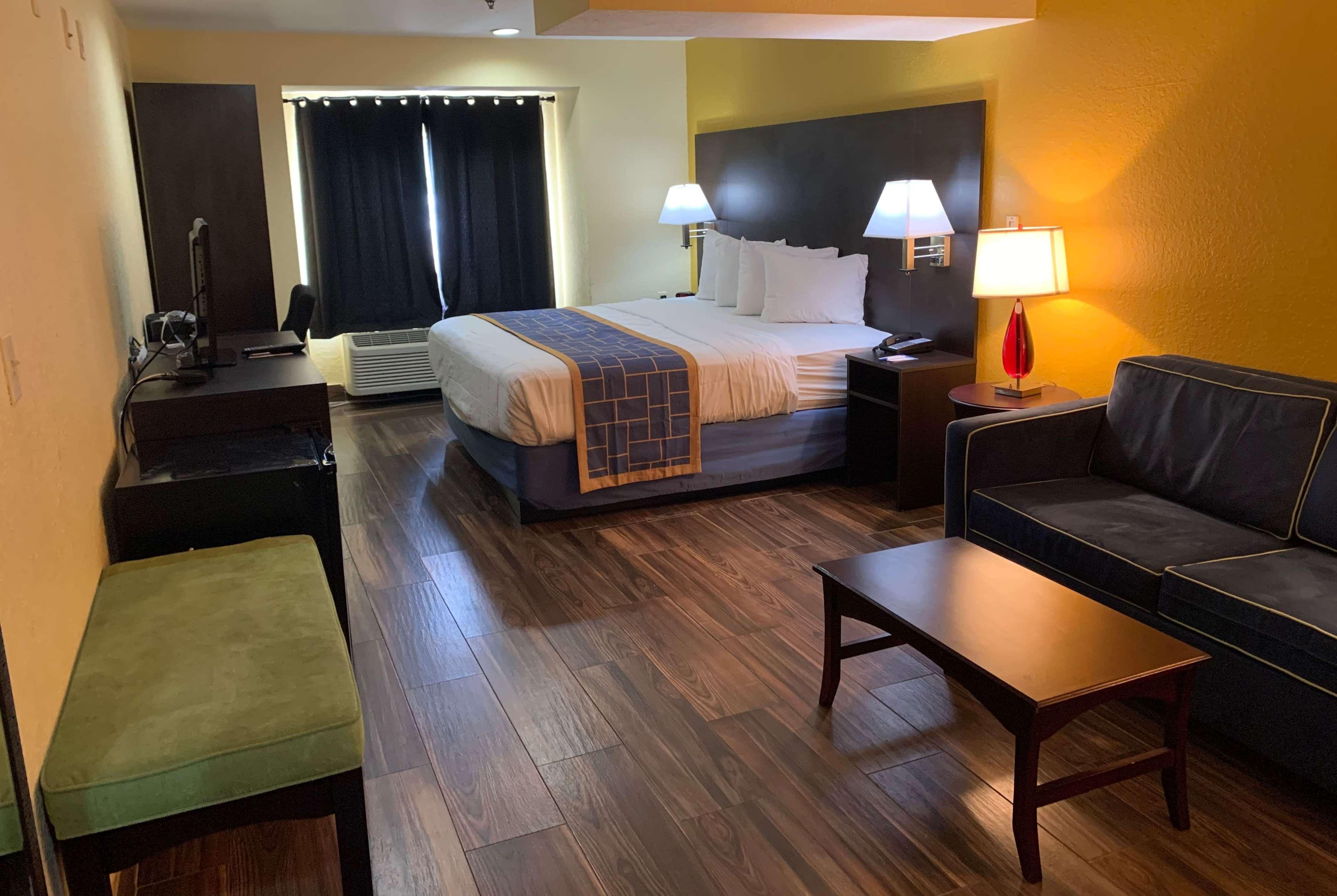 Days Inn & Suites By Wyndham Tampa/Raymond James Stadium Экстерьер фото