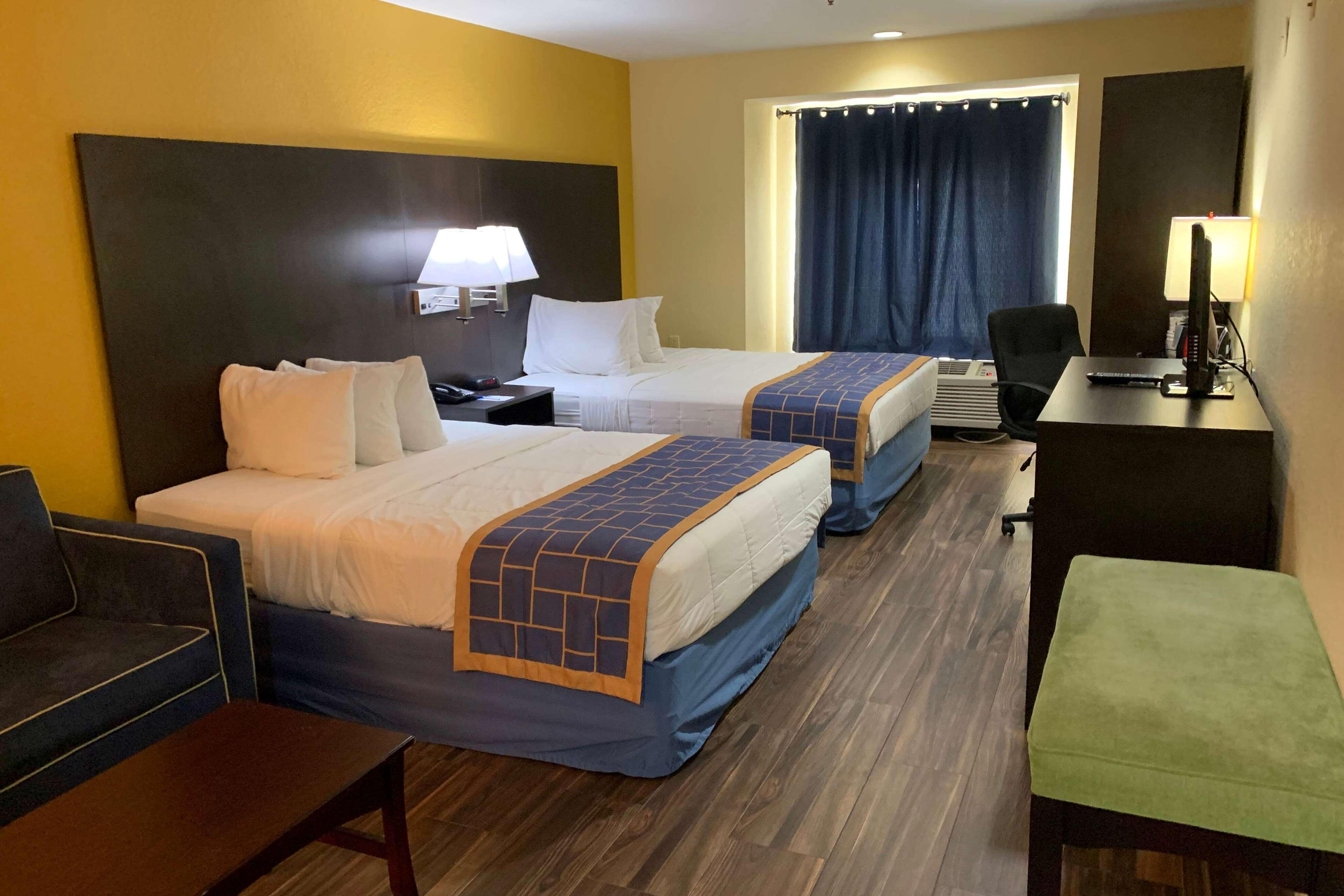 Days Inn & Suites By Wyndham Tampa/Raymond James Stadium Экстерьер фото
