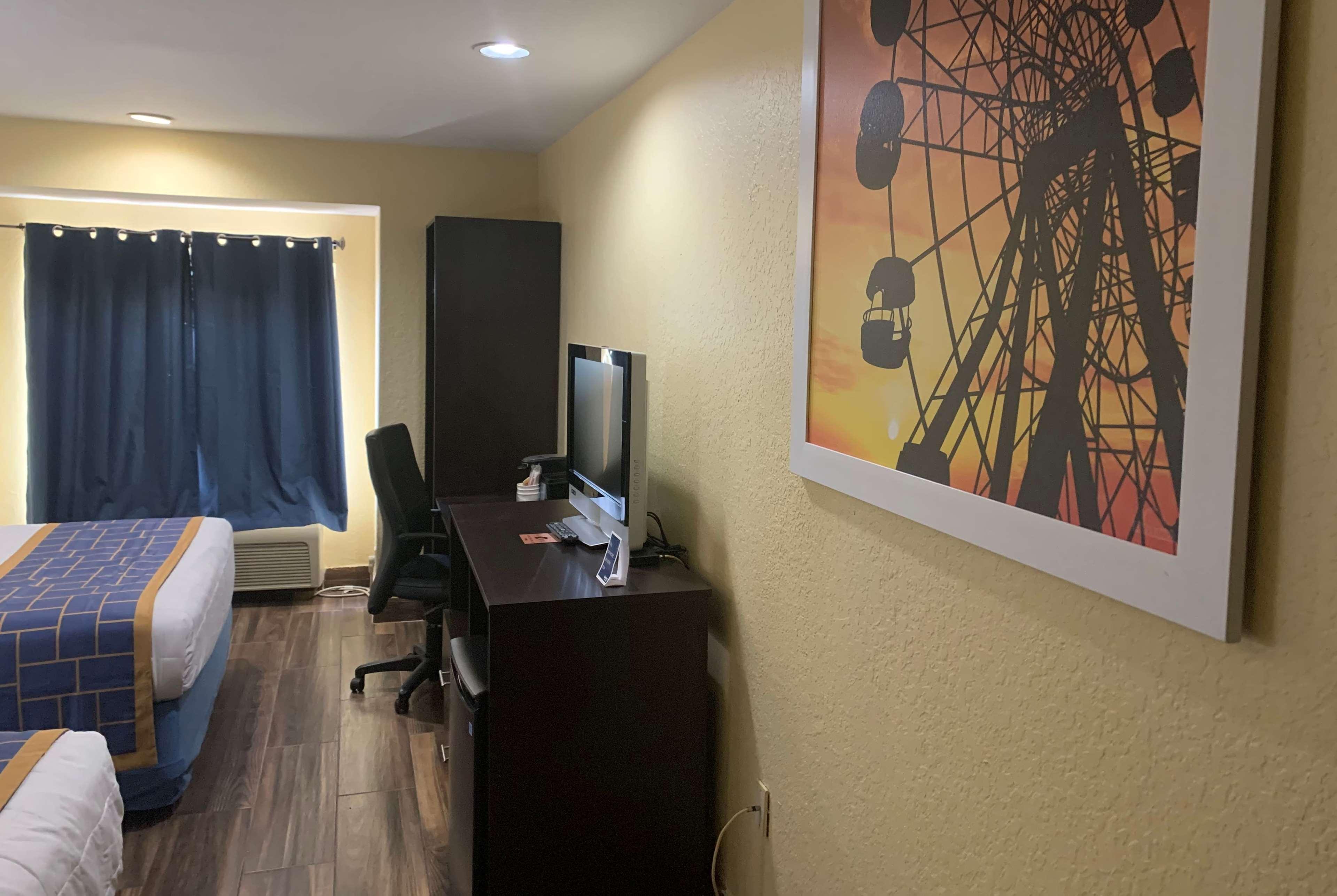 Days Inn & Suites By Wyndham Tampa/Raymond James Stadium Экстерьер фото