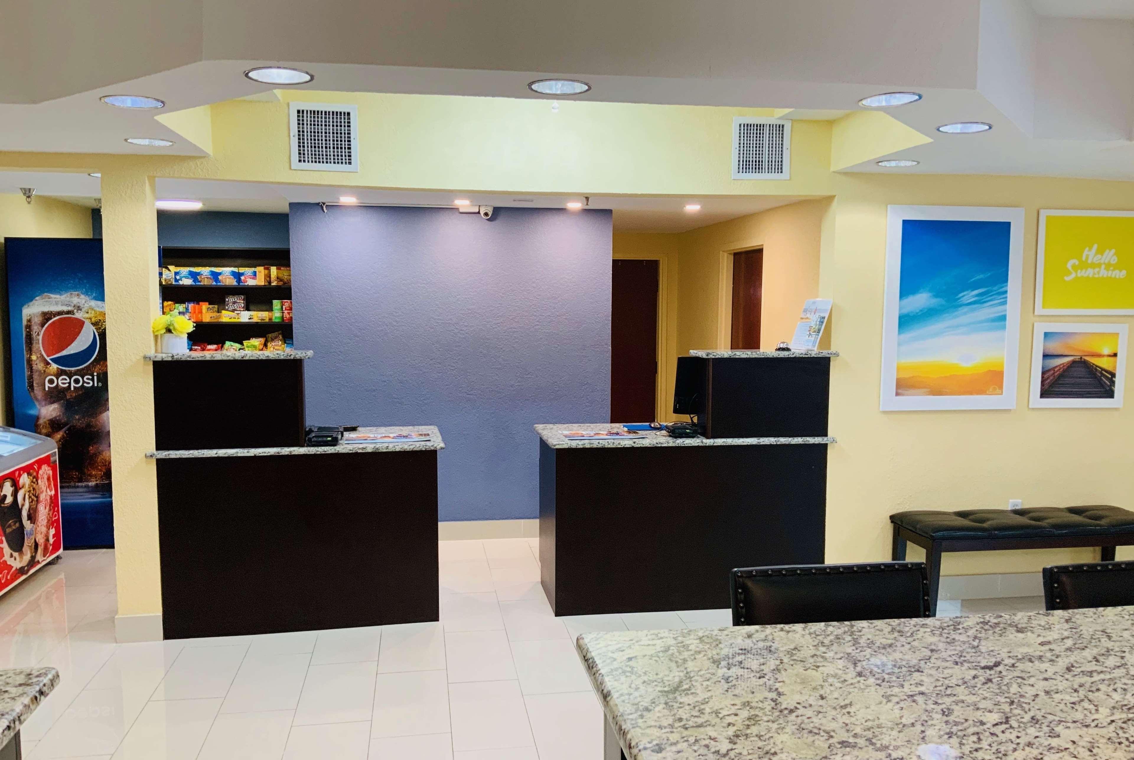 Days Inn & Suites By Wyndham Tampa/Raymond James Stadium Экстерьер фото