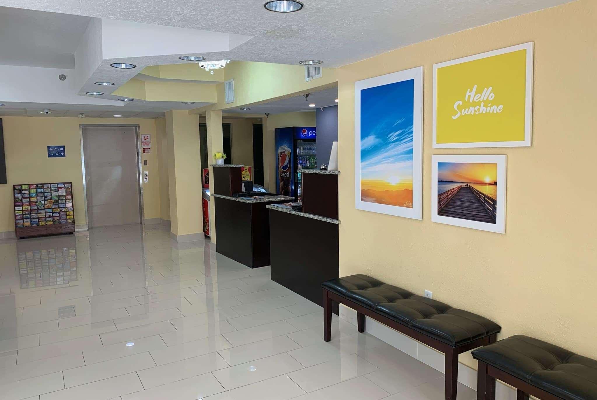 Days Inn & Suites By Wyndham Tampa/Raymond James Stadium Экстерьер фото