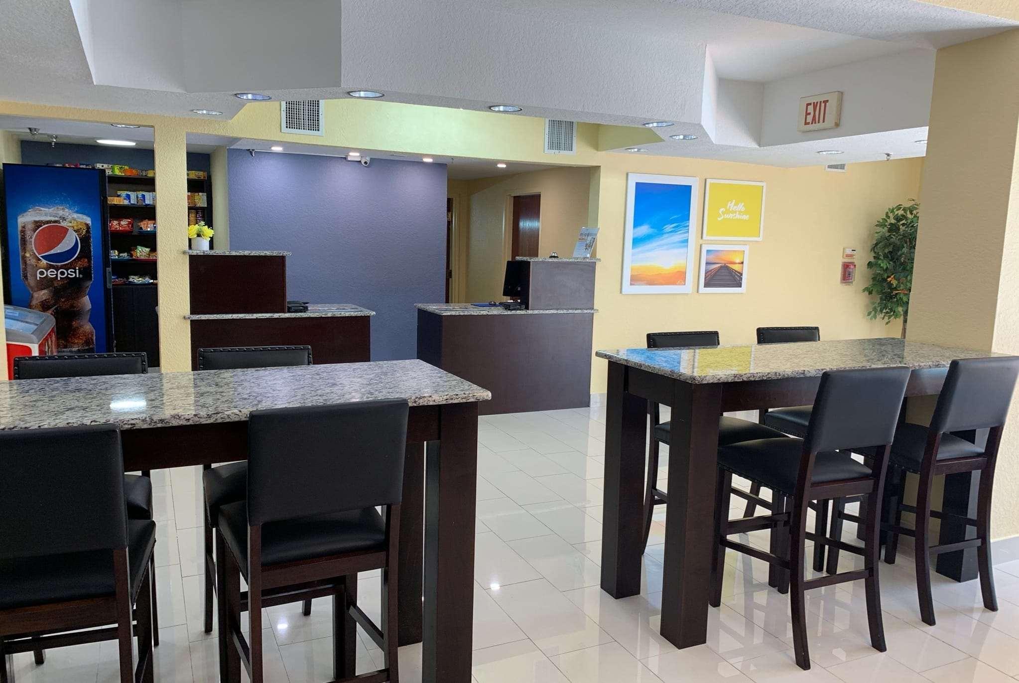 Days Inn & Suites By Wyndham Tampa/Raymond James Stadium Экстерьер фото