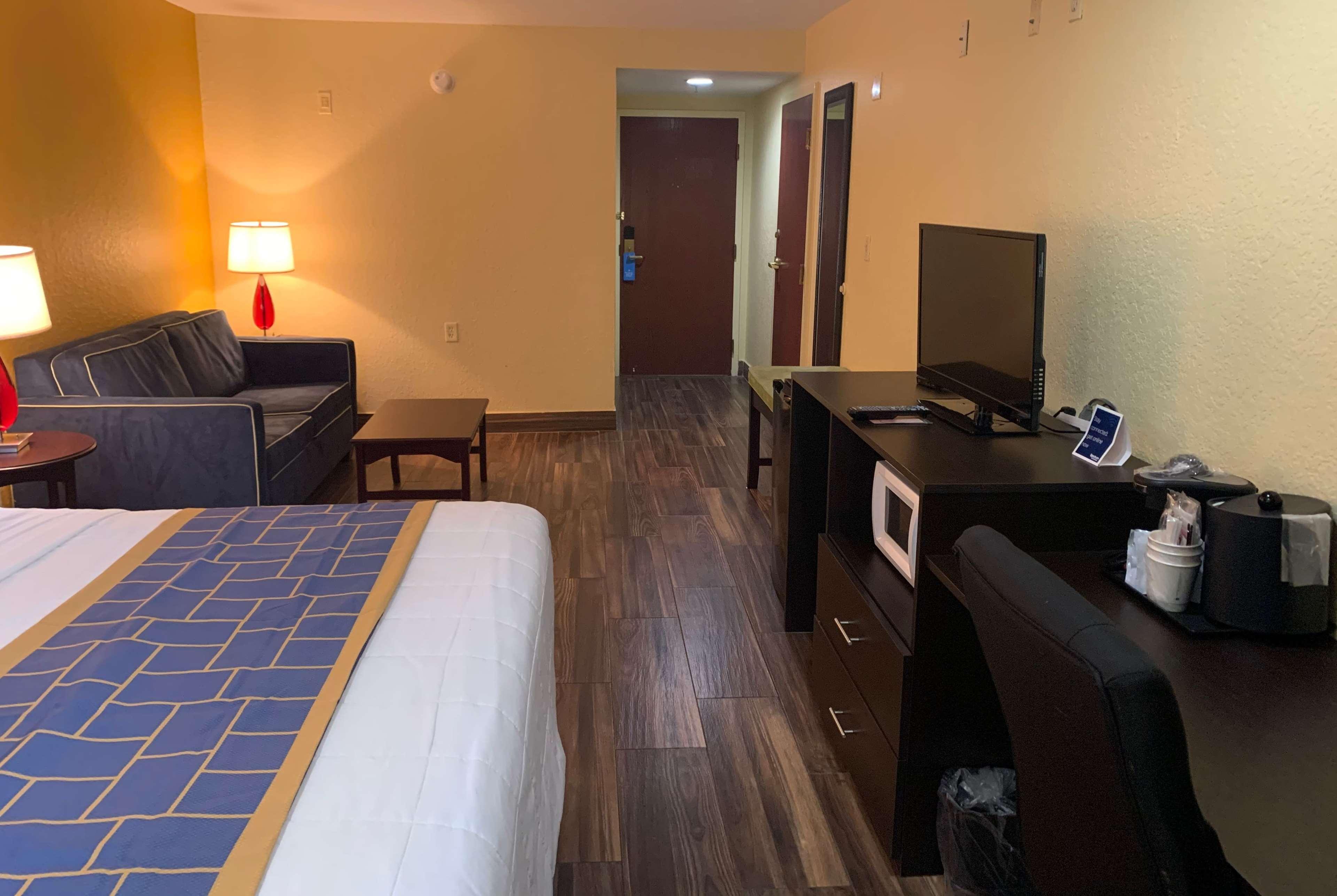 Days Inn & Suites By Wyndham Tampa/Raymond James Stadium Экстерьер фото