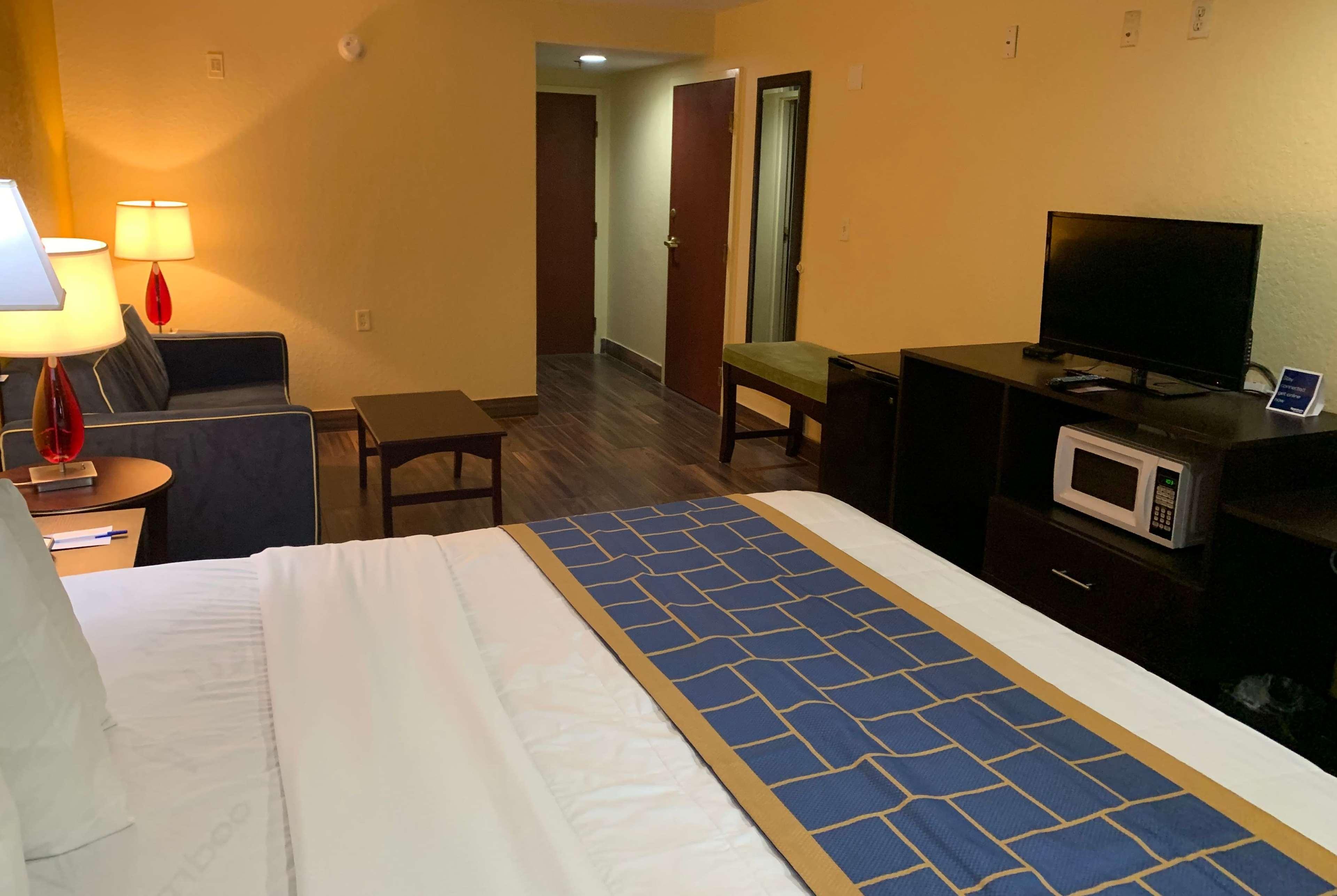 Days Inn & Suites By Wyndham Tampa/Raymond James Stadium Экстерьер фото