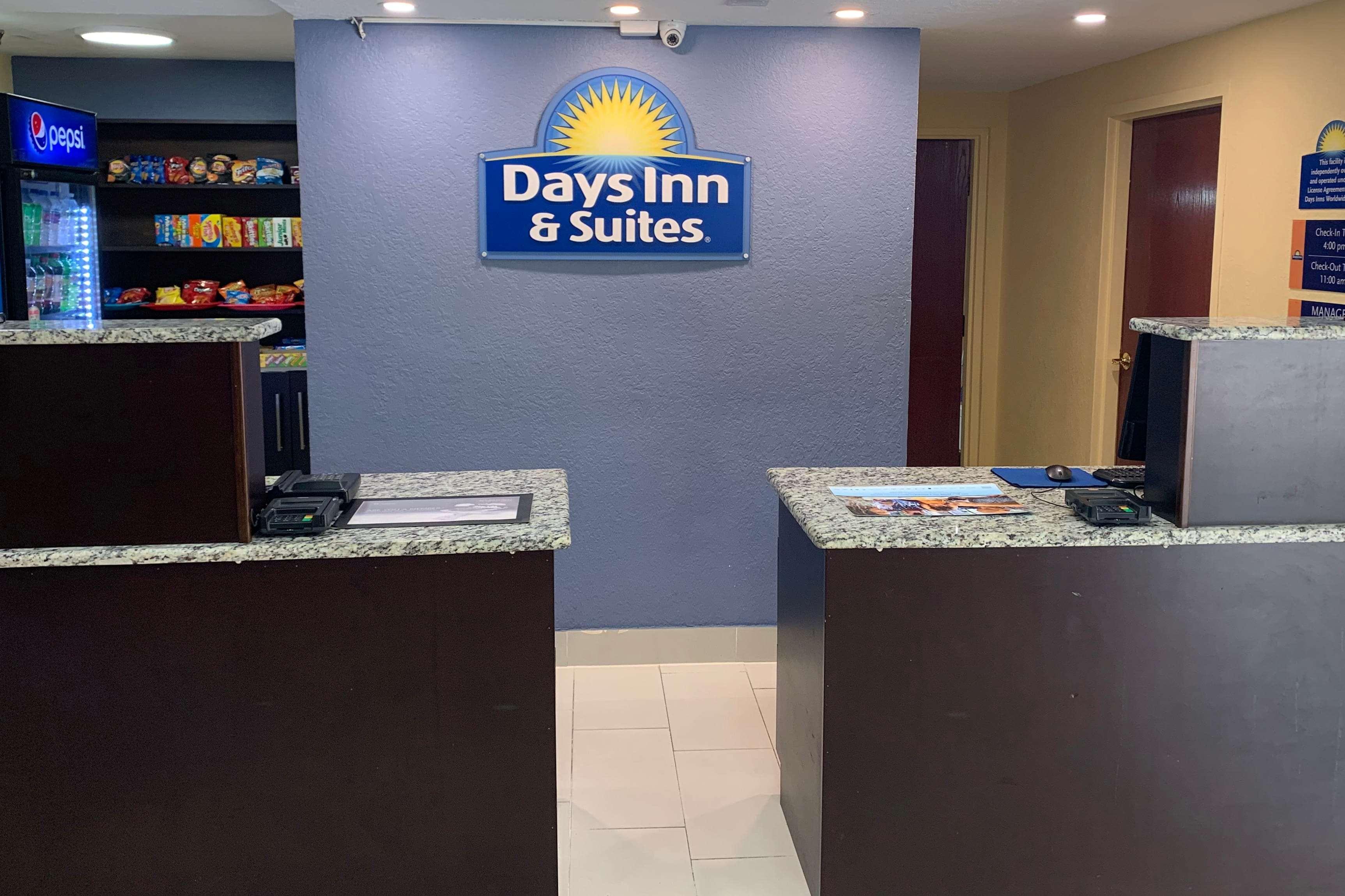 Days Inn & Suites By Wyndham Tampa/Raymond James Stadium Экстерьер фото