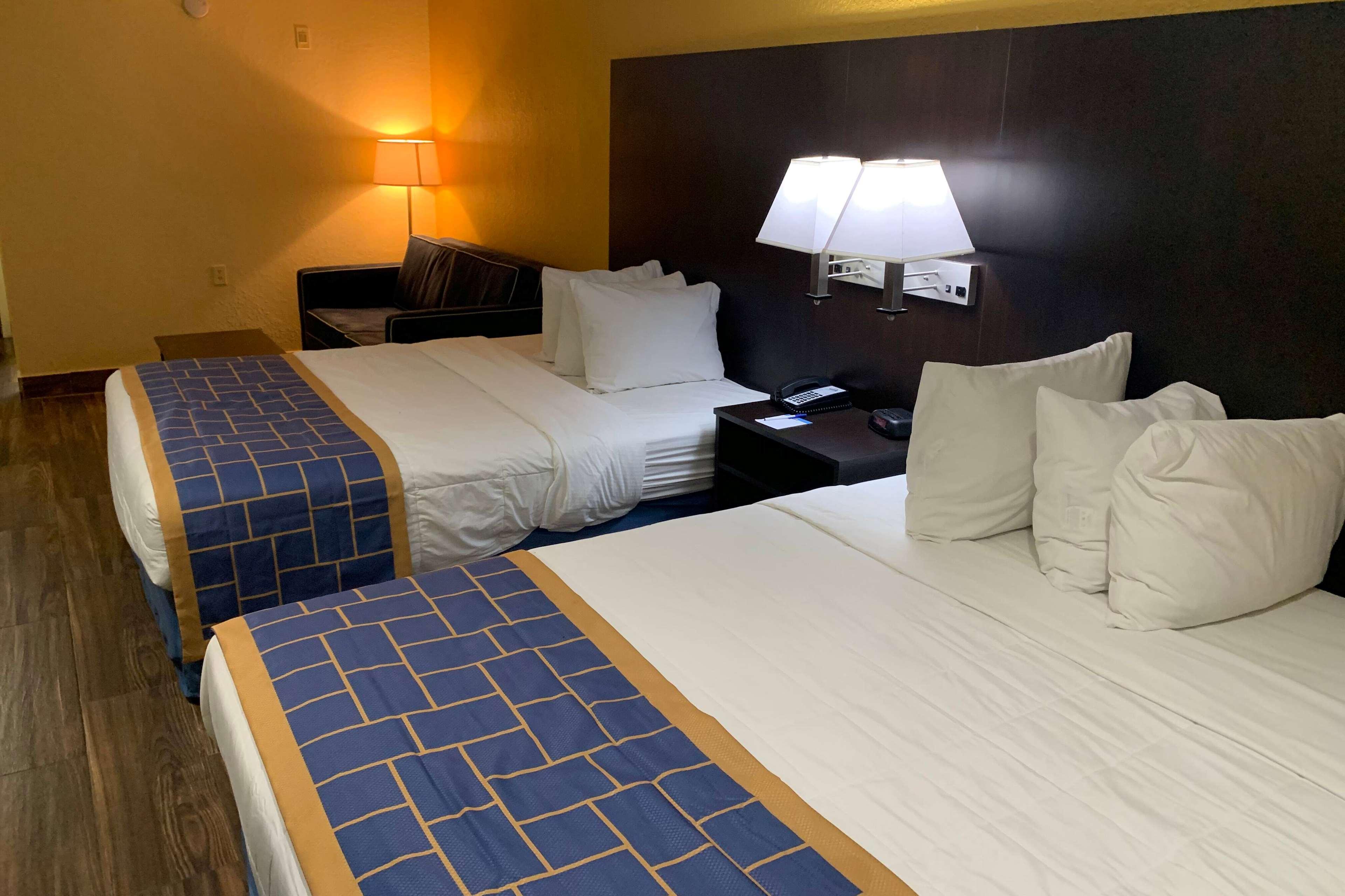 Days Inn & Suites By Wyndham Tampa/Raymond James Stadium Экстерьер фото