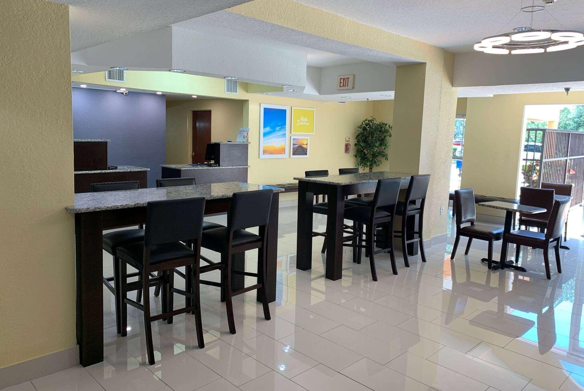 Days Inn & Suites By Wyndham Tampa/Raymond James Stadium Экстерьер фото