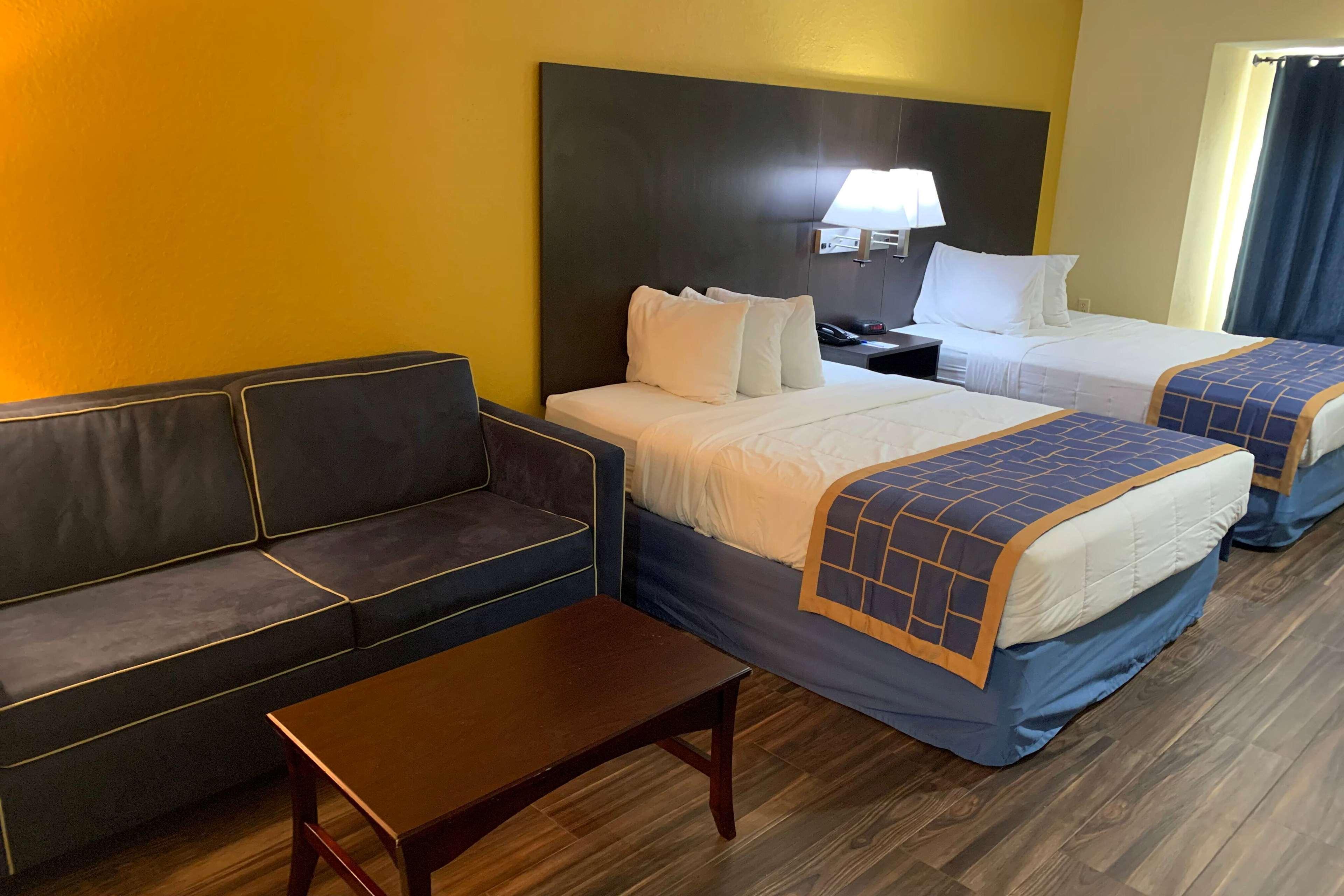 Days Inn & Suites By Wyndham Tampa/Raymond James Stadium Экстерьер фото
