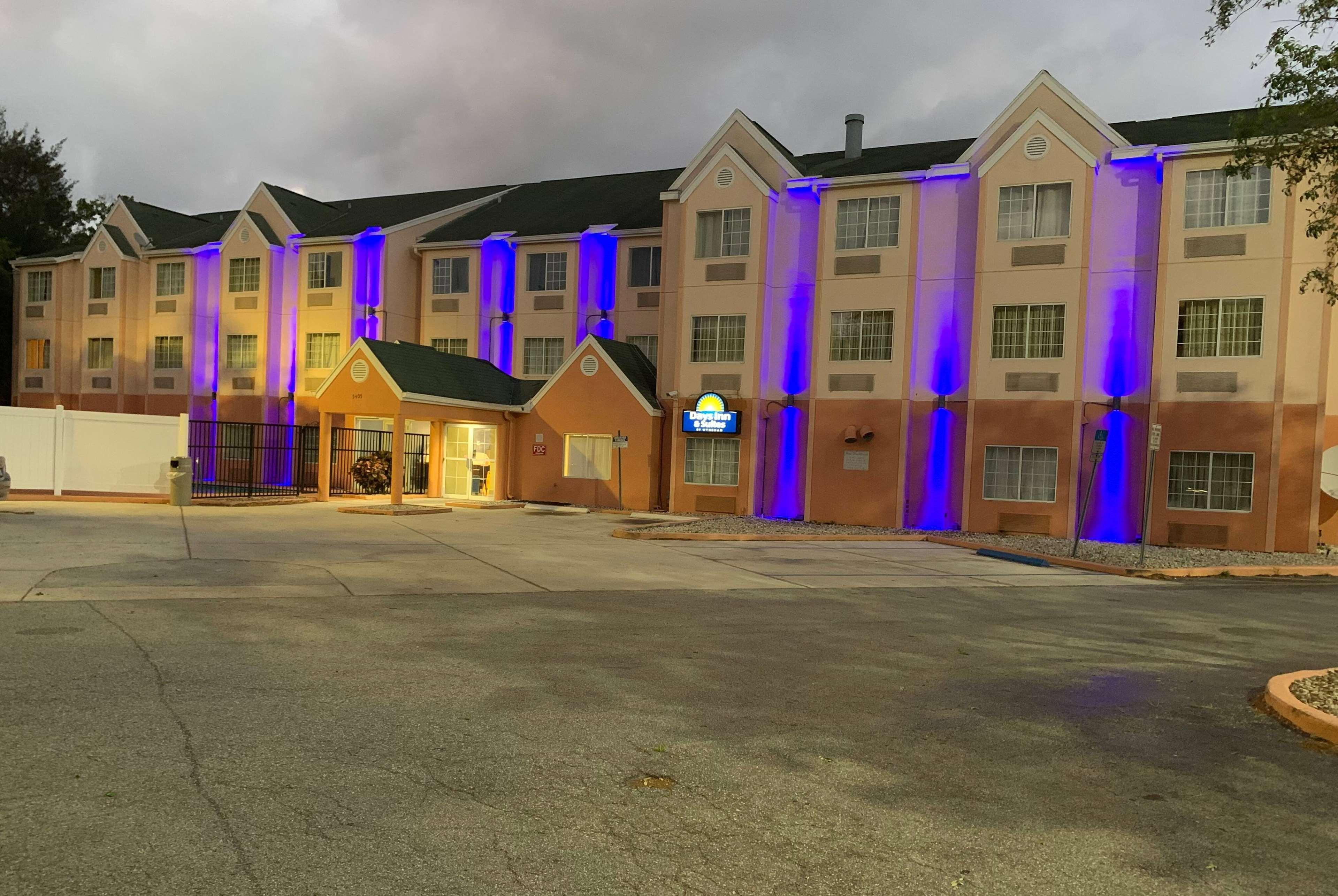 Days Inn & Suites By Wyndham Tampa/Raymond James Stadium Экстерьер фото