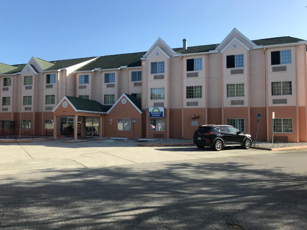 Days Inn & Suites By Wyndham Tampa/Raymond James Stadium Экстерьер фото
