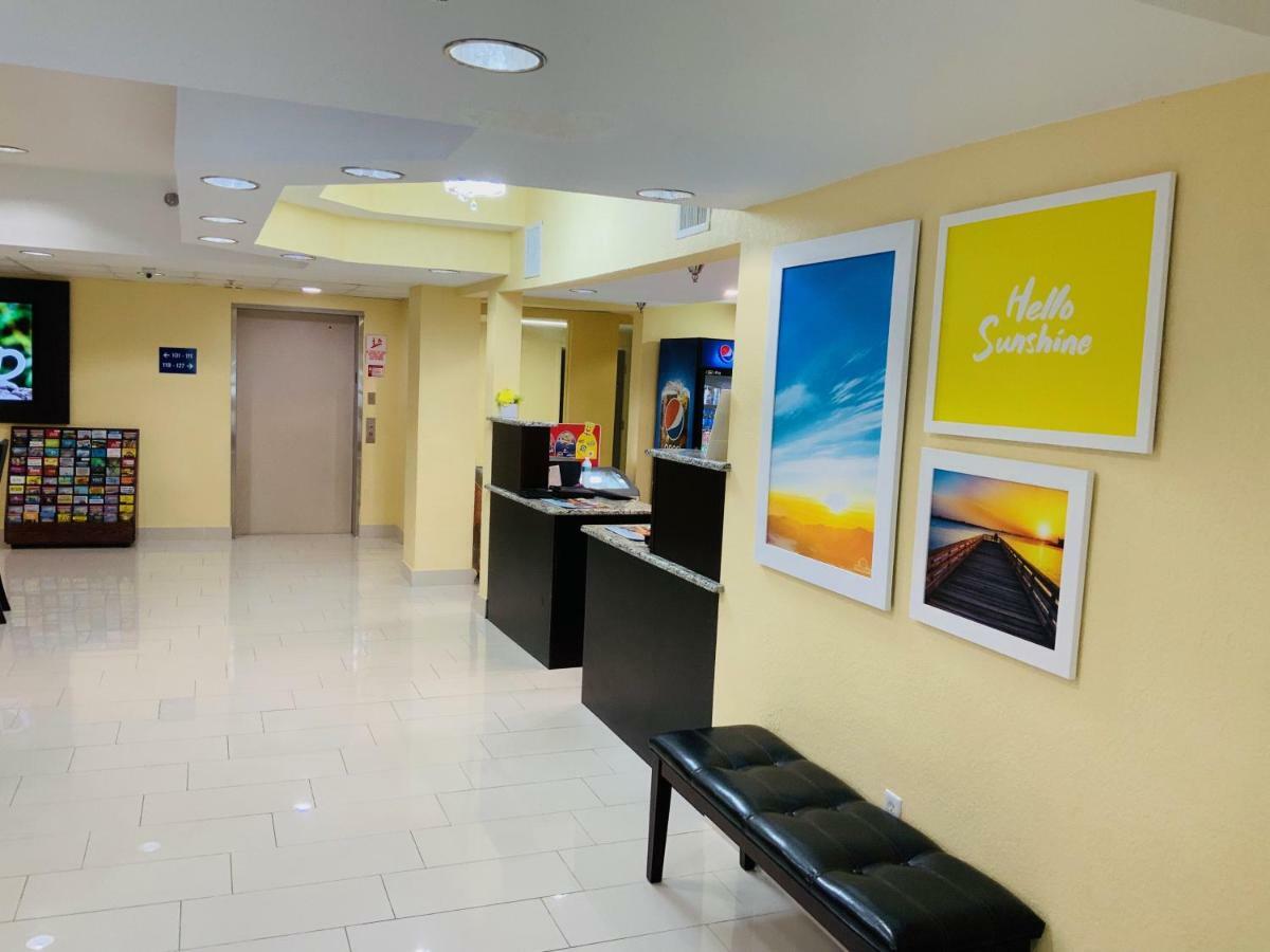 Days Inn & Suites By Wyndham Tampa/Raymond James Stadium Экстерьер фото