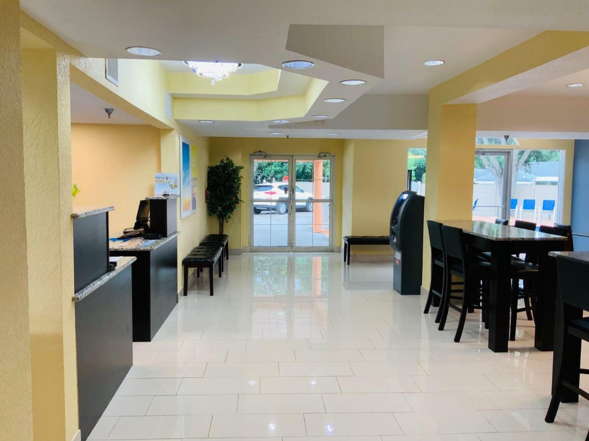 Days Inn & Suites By Wyndham Tampa/Raymond James Stadium Экстерьер фото