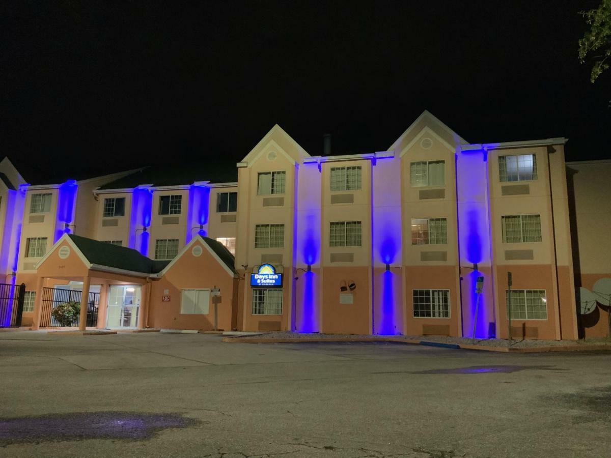 Days Inn & Suites By Wyndham Tampa/Raymond James Stadium Экстерьер фото