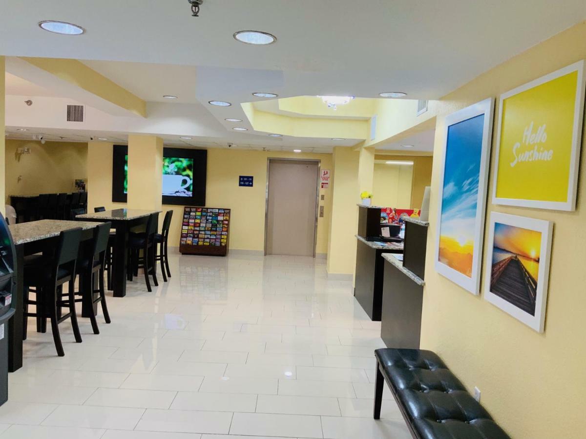 Days Inn & Suites By Wyndham Tampa/Raymond James Stadium Экстерьер фото