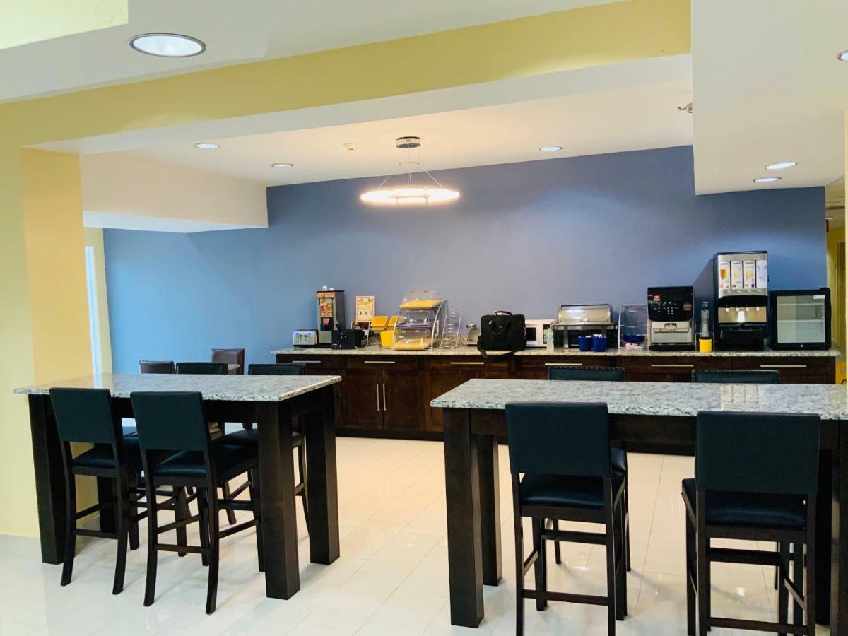 Days Inn & Suites By Wyndham Tampa/Raymond James Stadium Экстерьер фото