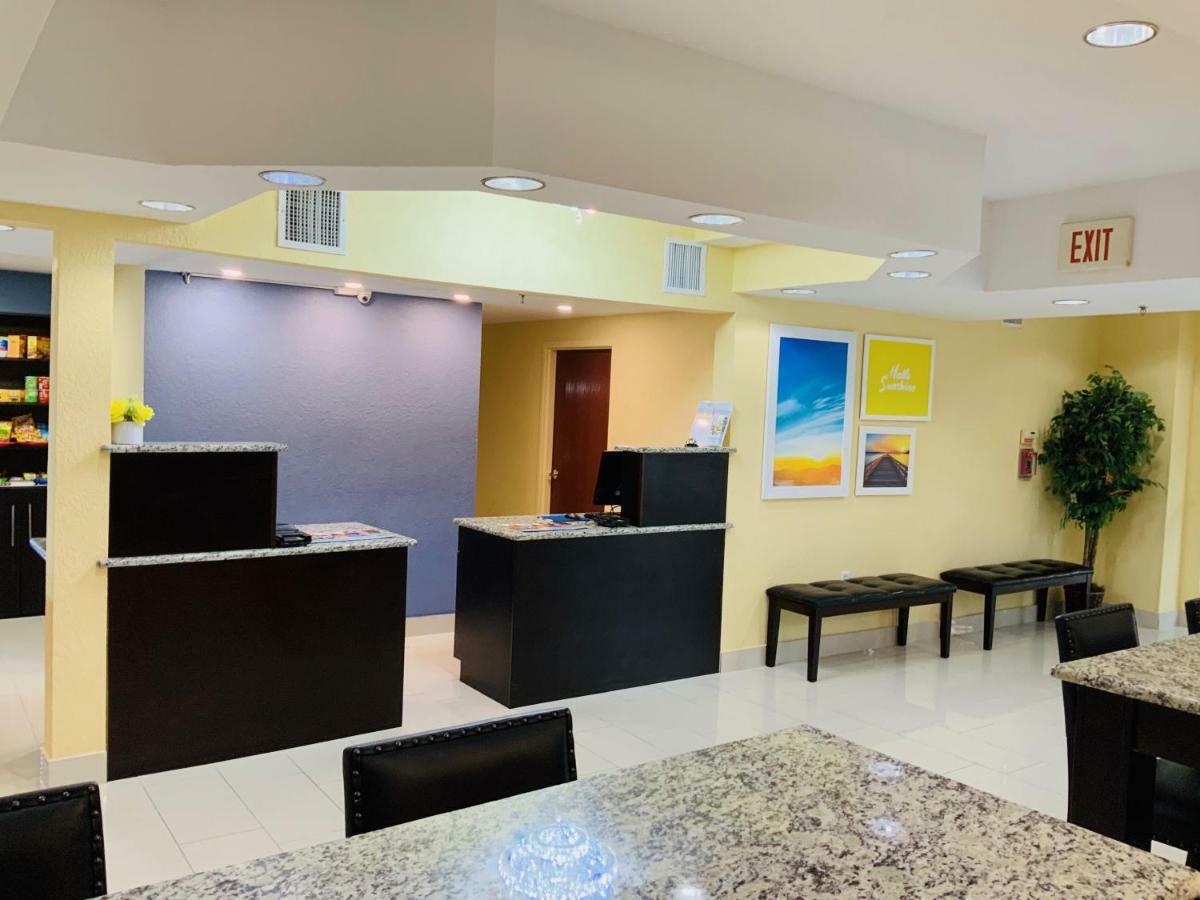 Days Inn & Suites By Wyndham Tampa/Raymond James Stadium Экстерьер фото