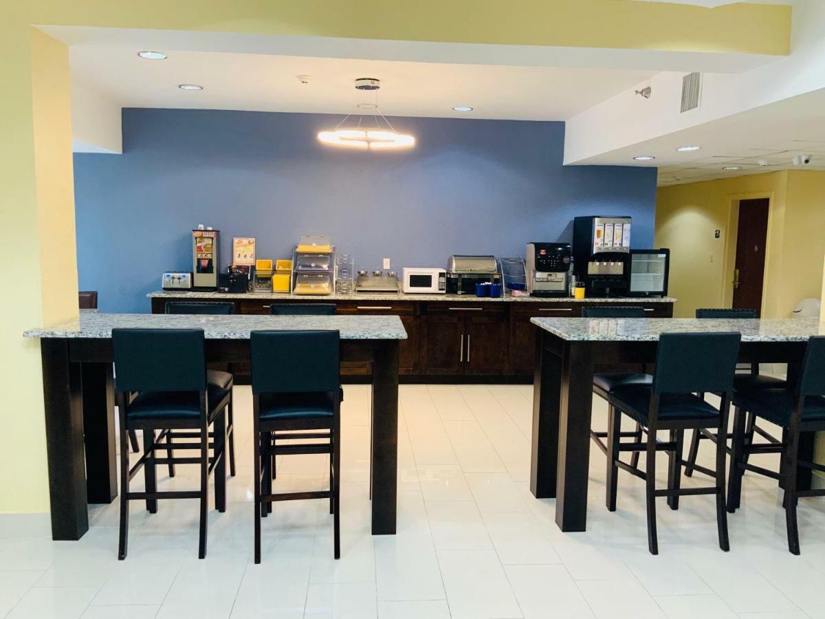 Days Inn & Suites By Wyndham Tampa/Raymond James Stadium Экстерьер фото