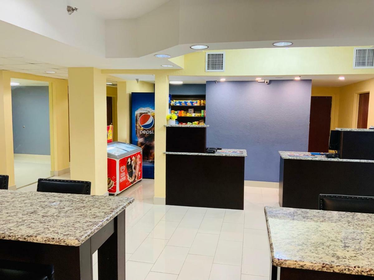 Days Inn & Suites By Wyndham Tampa/Raymond James Stadium Экстерьер фото