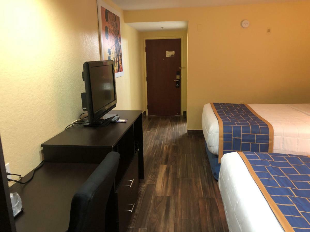 Days Inn & Suites By Wyndham Tampa/Raymond James Stadium Экстерьер фото