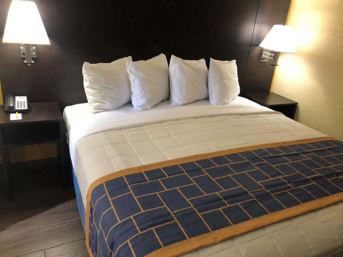 Days Inn & Suites By Wyndham Tampa/Raymond James Stadium Экстерьер фото