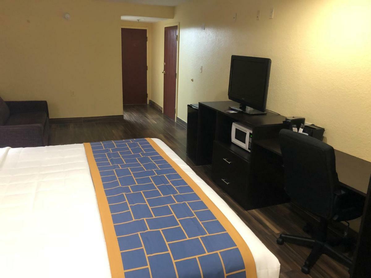 Days Inn & Suites By Wyndham Tampa/Raymond James Stadium Экстерьер фото