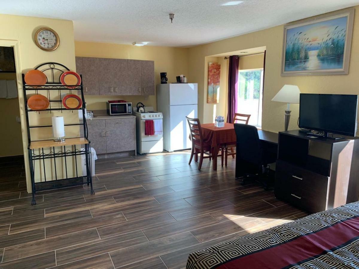 Days Inn & Suites By Wyndham Tampa/Raymond James Stadium Экстерьер фото
