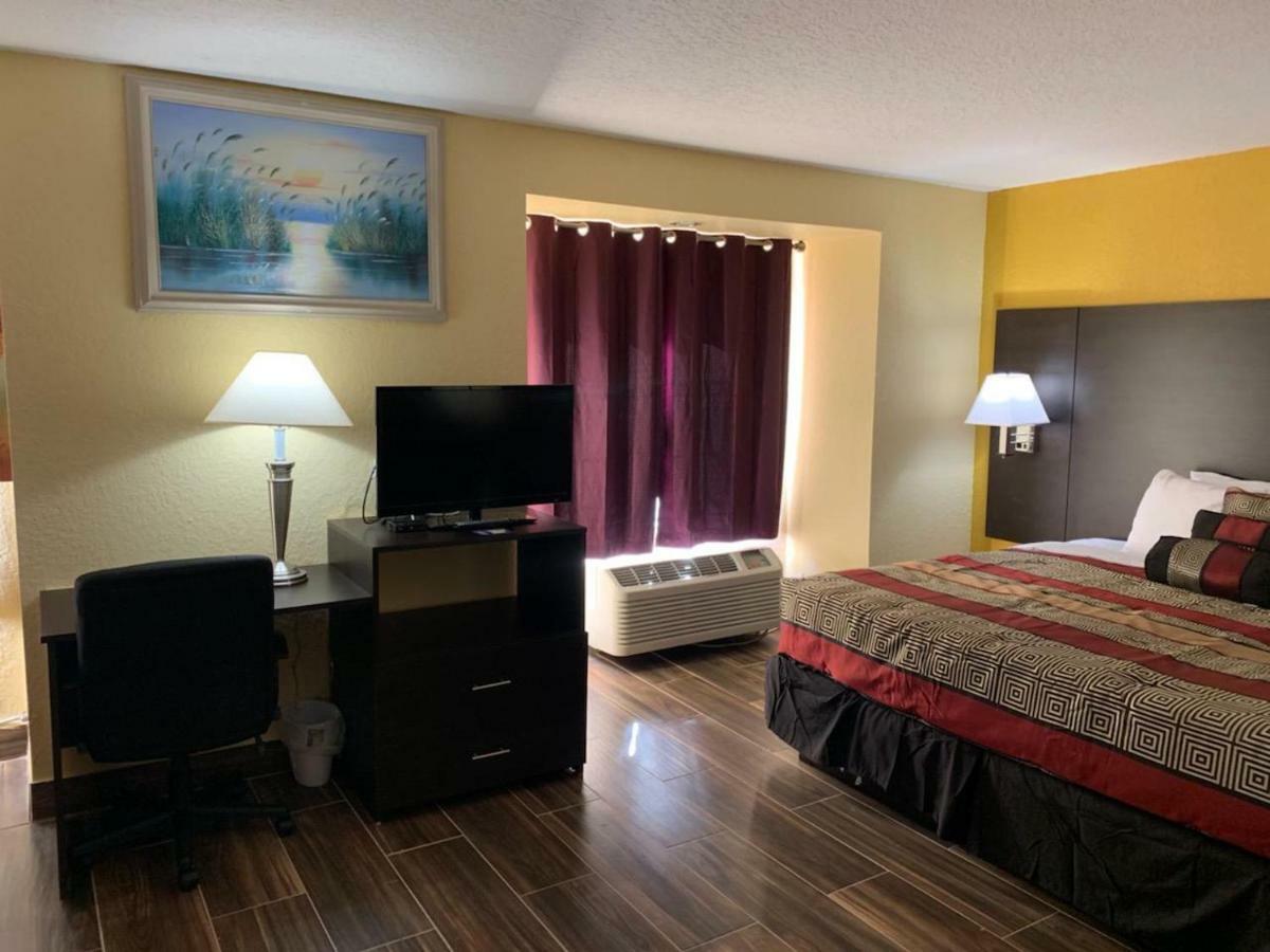 Days Inn & Suites By Wyndham Tampa/Raymond James Stadium Экстерьер фото