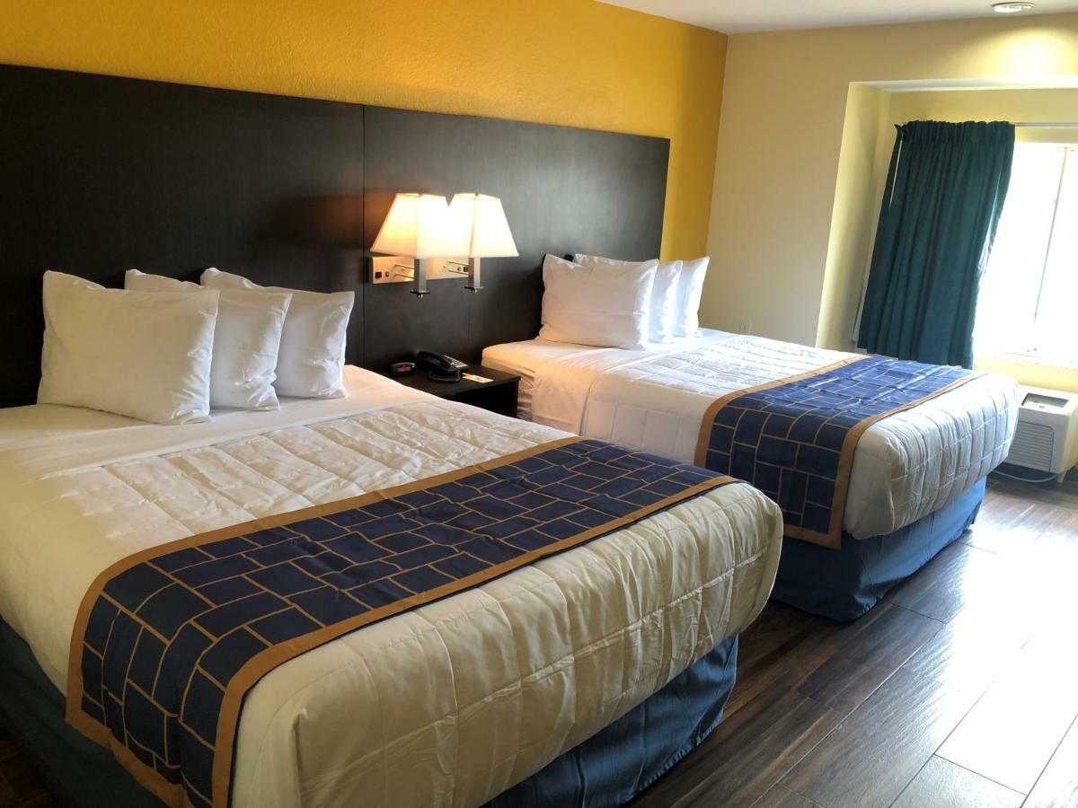 Days Inn & Suites By Wyndham Tampa/Raymond James Stadium Экстерьер фото