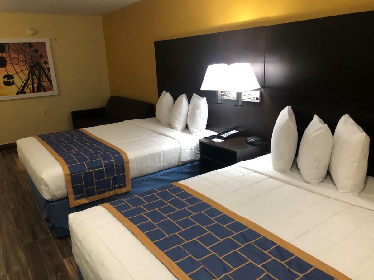Days Inn & Suites By Wyndham Tampa/Raymond James Stadium Экстерьер фото